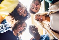 Groupe d'amis souriants